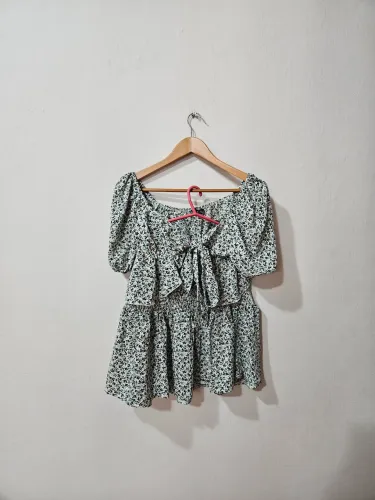 Conjunto florido de top e saia