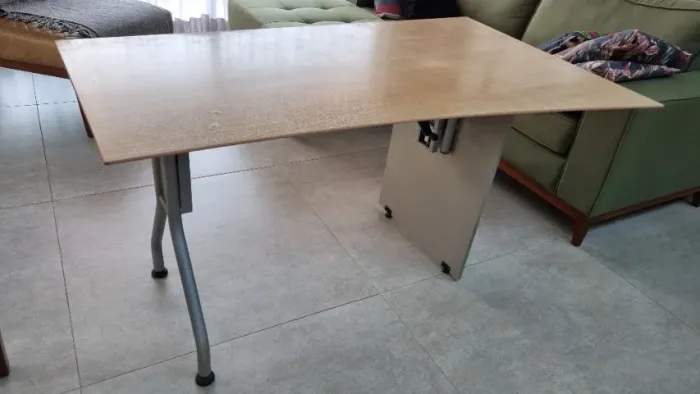 Mesa de escritório com regulagem de altura manual e design exclusivo