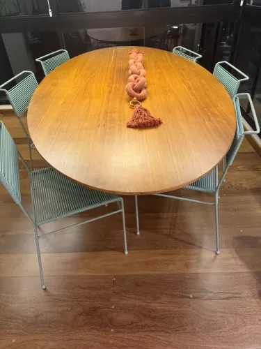 Mesa oval de madeira e base de cimento queimado