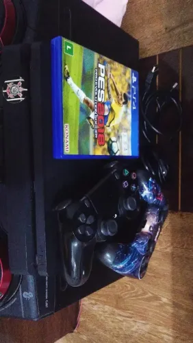 Ps4 semi novo,dois controles originais, um pes 2018,e cabos USB.