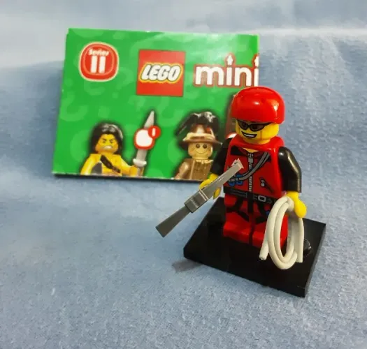 LEGO minifigura Mountain Climber, Series 11 (completa, com base, acessório e catálogo)