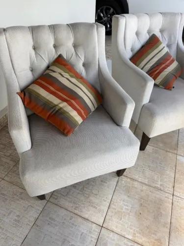  POLTRONAS ESTILO CLÁSSICO - ELEGÂNCIA E CONFORTO (PAR)