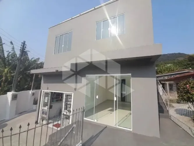 Sala Comercial de 16 m² no Ribeirão da Ilha: Visibilidade na Rodovia Principal.