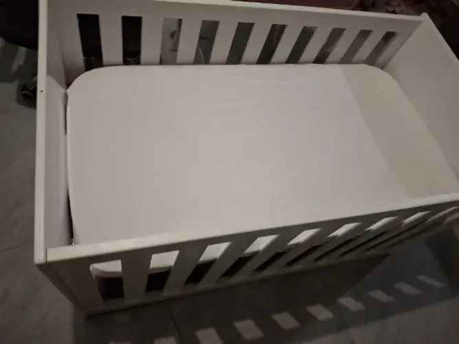 Berço/cama ( com colchão + ferro para colocar o mosquiteiro)