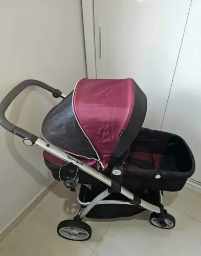 Carrinho de bebê Moisés com bebê conforto