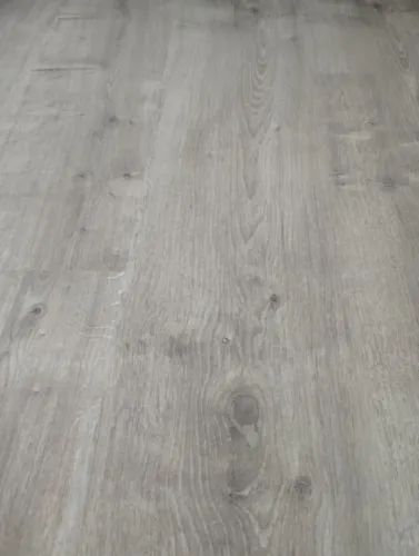 Piso laminado clicado