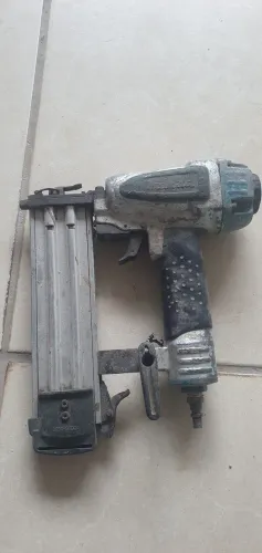 Picadeiro pneumática da makita , usada.