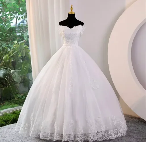 Vestido de Noiva Novo! Bordado, ombro a ombro, barra bordada