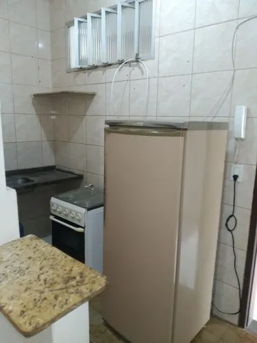 Aluga-se kitnet mobiliada.