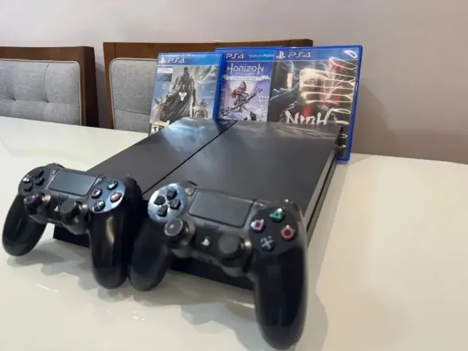 PS4 com dois controles e 3 jogos