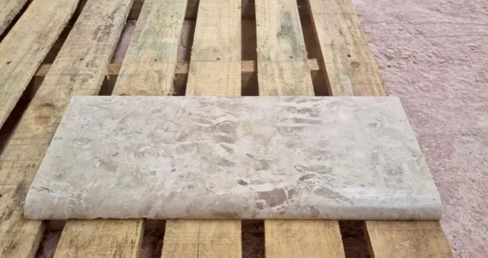 Borda de piscina em mármore travertino