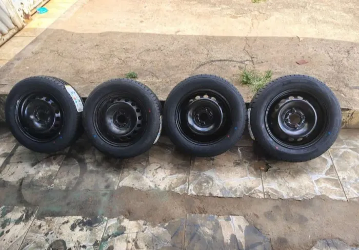 Jogo de rodas Fiat pneus 175 65 aro 14 Dunlop só $2.000