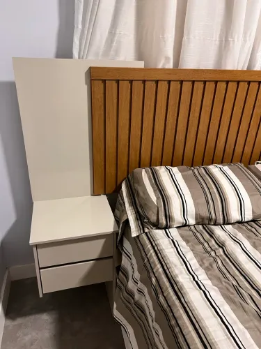 Cabeceira de cama com criado mudo