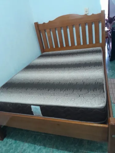 Vendo cama em madeira mais colchão