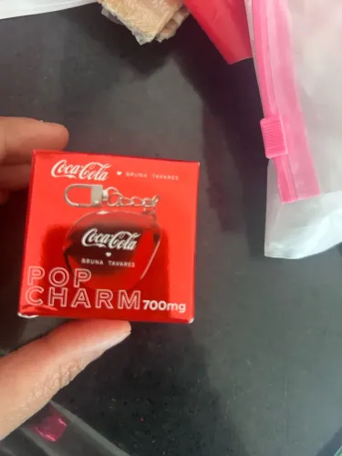 Balm Labial Bruna Tavares x Coca-Cola Pop Charm - Hidratação e Praticidade com Espelho