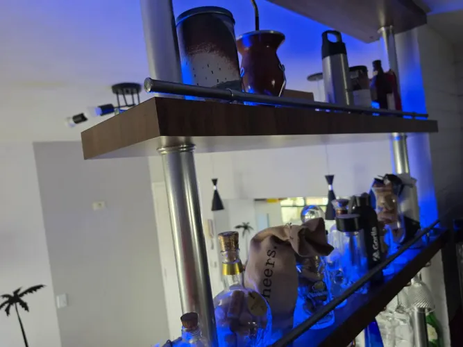 Bar com 2 prateleiras, 2 torres e iluminação alemã