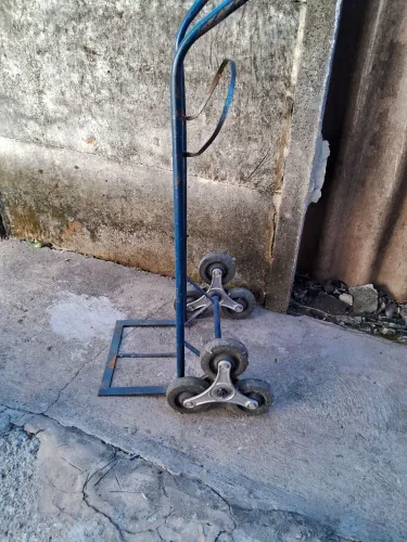 Carrinho especial para subir escadas