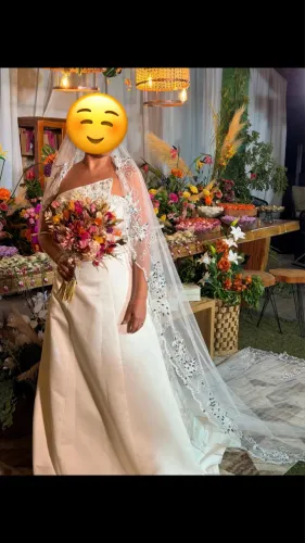 Vestido de noiva com véu e grinaldas 