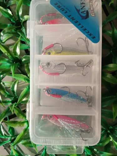 KIT 5 ISCAS ARTIFICIAIS JIG JIG + estojo