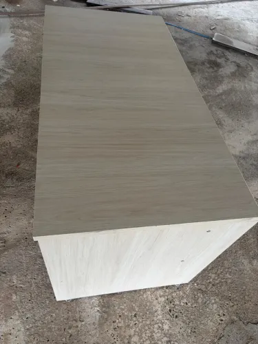 Mesa em bom estado.