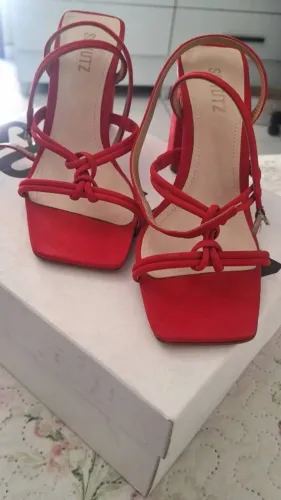 Sandália nova nunca usada. Preço na loja 390 reais