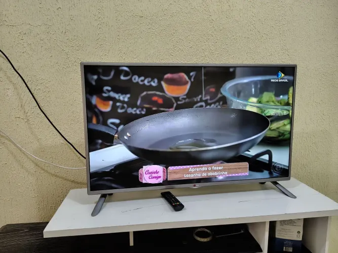 Smart TV LG de 32 polegadas possui entrada HDMI e USB. R$ 550,00