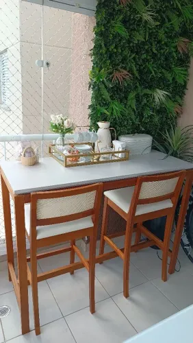 Lindo conjunto de mesa e duas banquetas bistrô