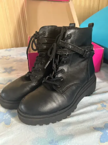Coturno preto com pedras