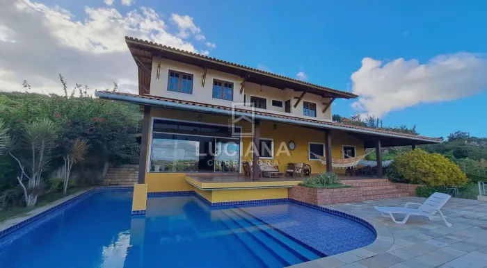 Casa em Condomínio com Piscina Privativa e Belíssima Vista
