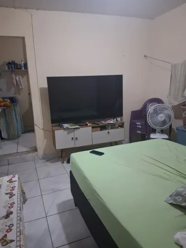 Vendo casa de 2 quartos, sala cozinha, banheiro, quintal, área de serviço espaçosa.
