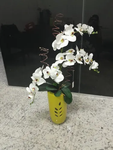 Arranjo de flores com vaso