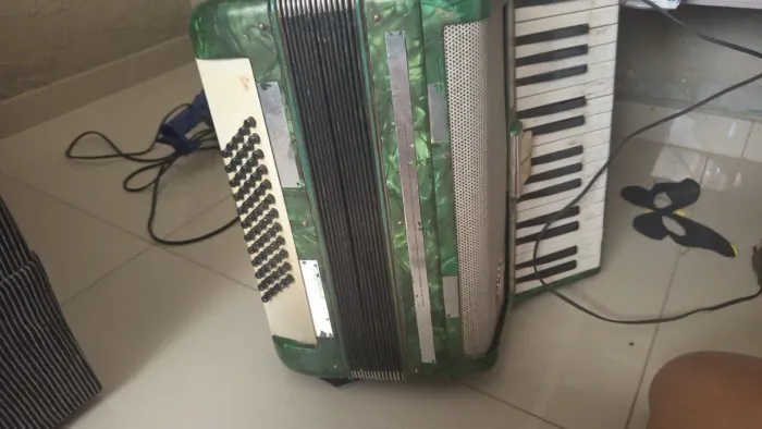Acordeon capri antigo 60 baixos 34 teclas 