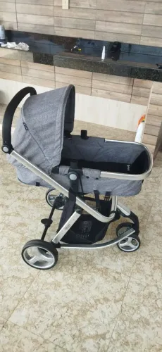 Carrinho de bebê Moisés safety com bebê conforto