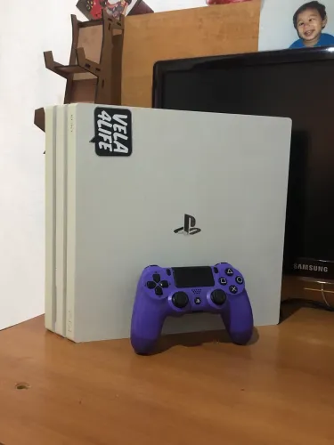 Vendo ps4 pro Glacier White