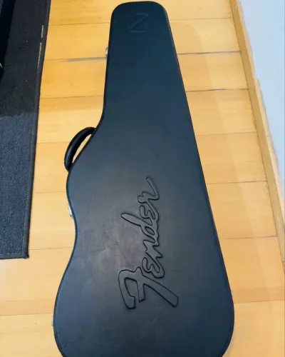 Case Fender Stratocaster praticamente novo.