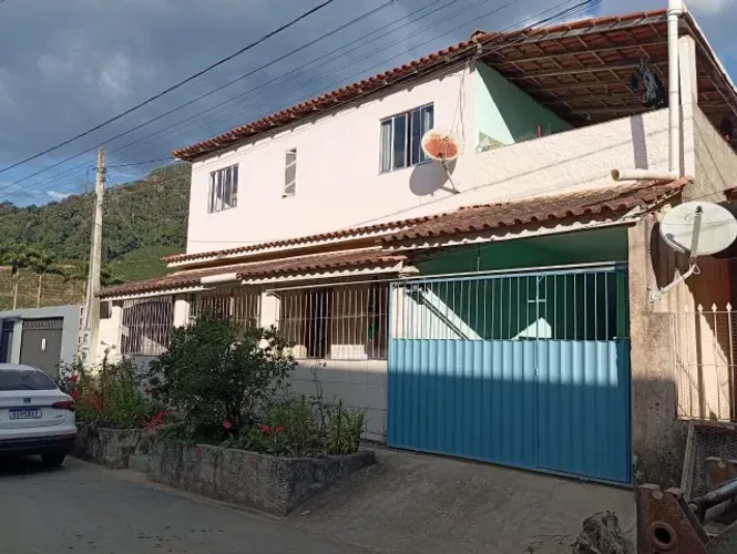 VENDE-SE IMÓVEL COM 2 CASAS EM BREJAUBINHA, 6 QUARTOS, GARAGEM, QUINTAL AMPLO E POMAR