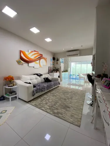 Vende-se belíssima casa 2/4 sendo uma suíte, toda ampliada no Condomínio Rio Manso em Cba