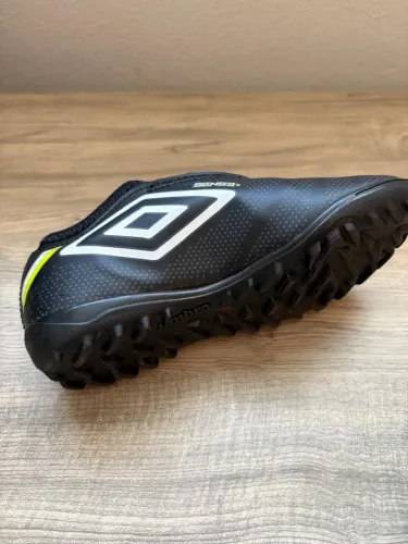 Chuteira umbro