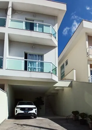 Casa em condomínio à venda com 3 dormitórios e área gourmet em Jardim Rio das Pedras, Coti