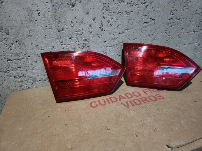 Lanterna tampa esquerda Jetta SEM LED 11/14 original