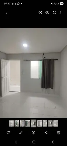 ALUGO / APARTAMENTO LINDO E AMPLO EM FRENTE A PRAÇA DO CONJUNTO./ 1600+ CAUÇÃO/