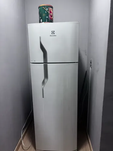Geladeira Electrolux 260L DC35a
