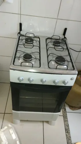 Vendo um Fogão e um Jogo de Rack com Painel todos em Perfeito estado de conservação