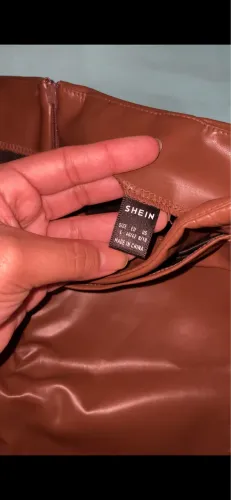 Vende-se saia, usada apenas uma vez 