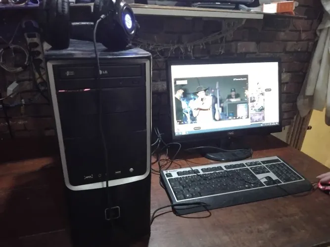 Computador com tela mause teclado e fone antena integrada usado em bom estado 