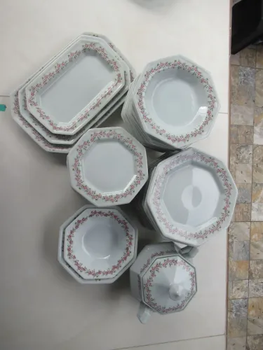 Aparelho de Jantar Floral Oitavado - 42 Peças (Nunca Usado)