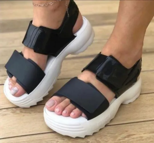 Sandália melissa Colab Fila tratorada tamanho 35 preta e branca.