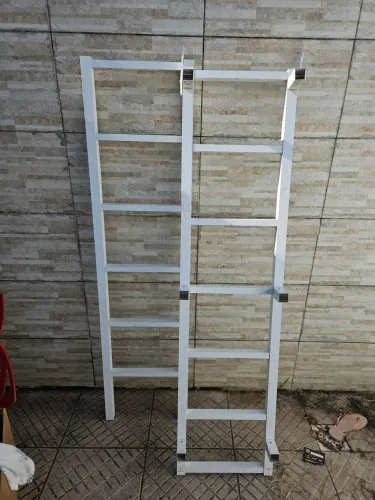 Escada Retrátil de parede. 
