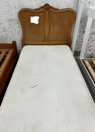Linda cama antiga de solteiro madeira