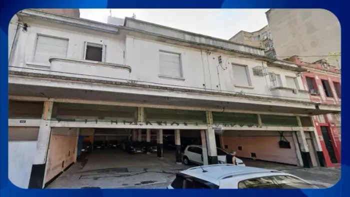 PRÉDIO COMERCIAL/RESIDENCIAL - Consistente em uma casa e duas lojas no pavimento térreo, s